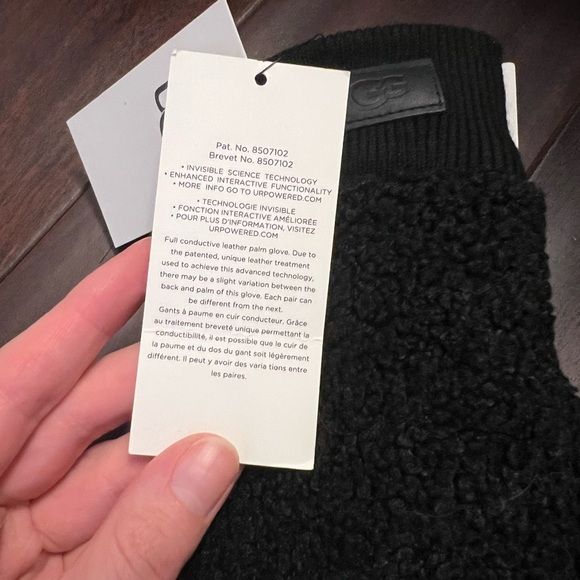 NEW! UGG Black Gloves & Mittens for Stylish Warmth - Picture 7 of 9